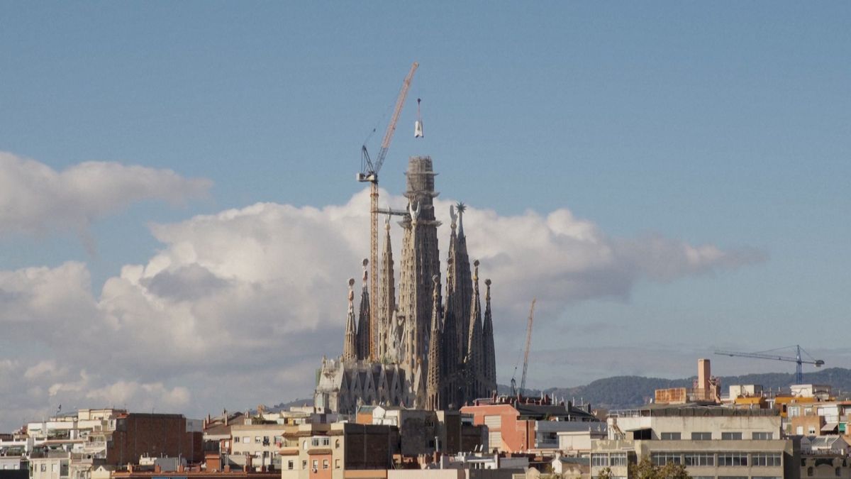 Ze Sagrady Familia je nejvyšší kostel světa. Hlavní věž nabírá obrysy